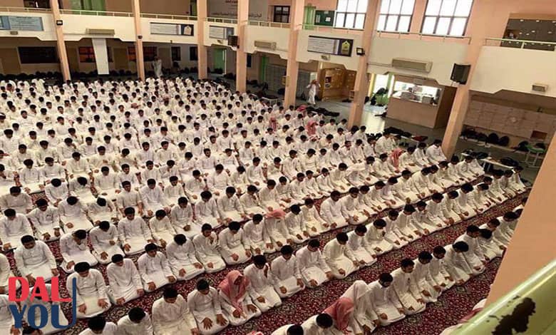 ما حكم صلاة الجماعة للرجال القادرين في الحضر والسفر ؟